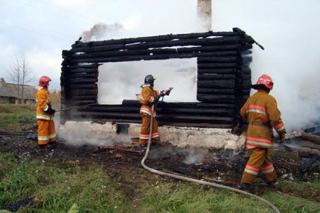 В Глубокском районе бабушка вытащила из огня двух внучек. Фото МЧС