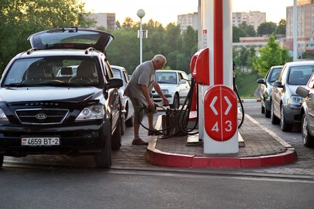 С 1 октября повышены цены на автомобильное топливо. Фото Сергея Серебро