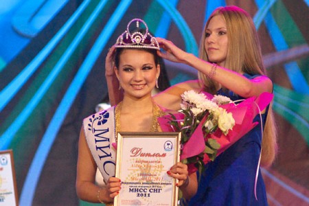Мария Величко передает корону «Мисс СНГ-2011» Алене Смульской. Фото Сергея Серебро