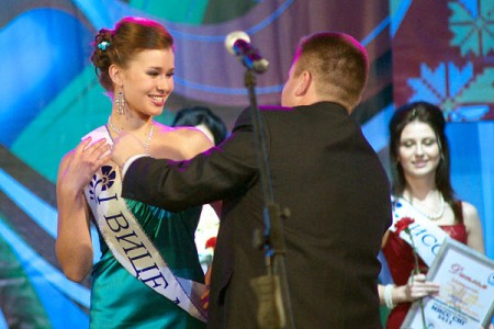 Награждение победительниц конкурса  «Мисс СНГ-2011». Фото Сергея Серебро
