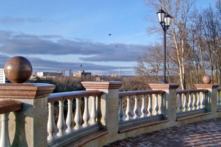 В Витебске упал один из гранитных шаров с парапета Успенской горки. Фото Юрия Шепелева