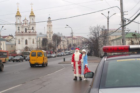 За движением автотранспорта в центре Витебска следили Дед Мороз и Снегурочка. Фото Сергея Серебро