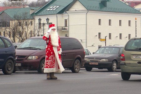 За движением автотранспорта в центре Витебска следили Дед Мороз и Снегурочка. Фото Сергея Серебро