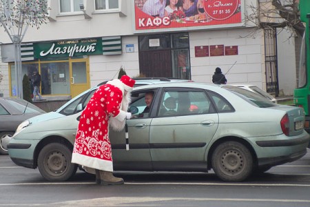 За движением автотранспорта в центре Витебска следили Дед Мороз и Снегурочка. Фото Сергея Серебро