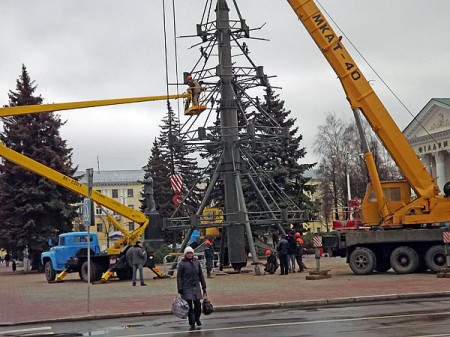 Елка с площади Свободы «переехала» на площадь Ленина. Фото Яны Ильиной