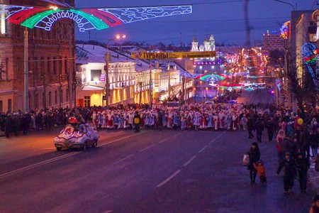 Парад Дедов морозов и зажжение главной елки в Витебске. Фото Сергея Серебро