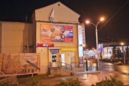 Штормовой ветер  в Витебске снес забор, крышу и городской герб. Фото Сергея Серебро