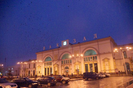 Стая ворон над железнодородным вокзалом в Витебске. Фото Сергея Серебро