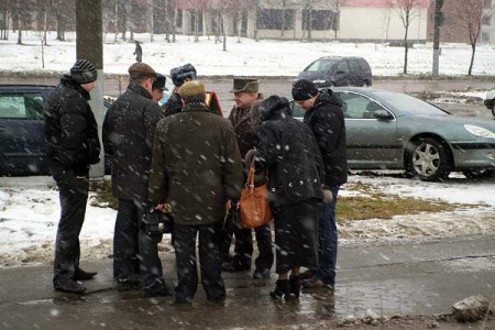 Быть или не быть платной парковке на улице Терешковой? Фото Сергея Серебро