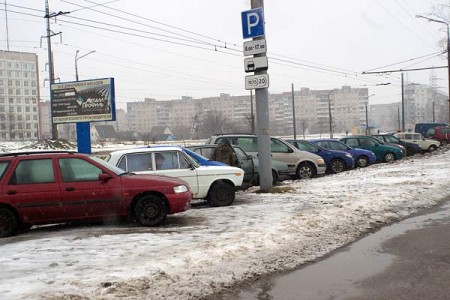 Быть или не быть платной парковке на улице Терешковой? Фото Сергея Серебро