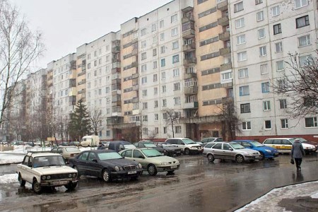 Стихийная парковка во доврах домов по улице Терешковой. Фото Сергея Серебро