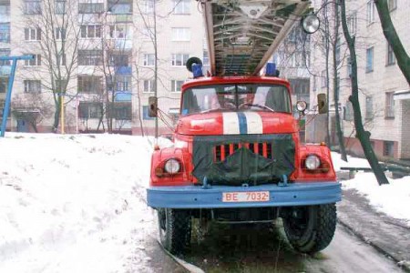 На пожаре в Витебске спасатели вынесли пьяного жильца горевшей квартиры. Фото МЧС