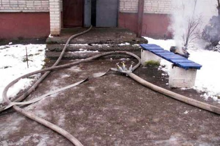 На пожаре в Витебске спасатели вынесли пьяного жильца горевшей квартиры. Фото МЧС