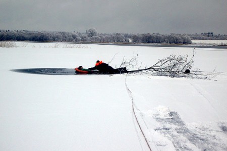 На озере Сенно спасли рыбака-пенсионера. Фото УМЧС Витебской области