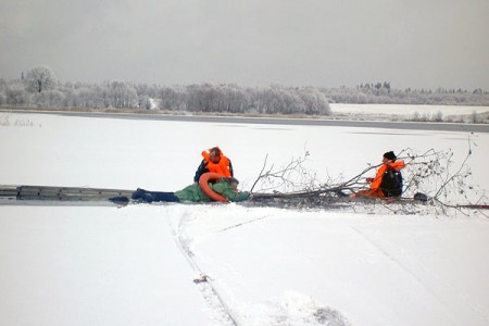 На озере Сенно спасли рыбака-пенсионера. Фото УМЧС Витебской области