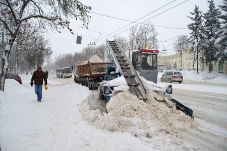 Уборка снега в Витебске. Фото Сергея Серебро