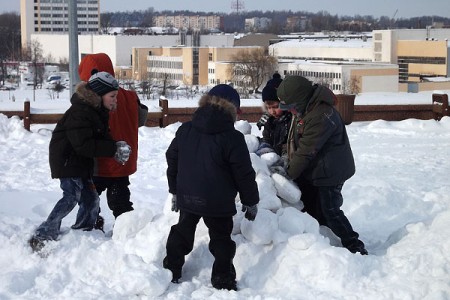 Битва со снегом на площади Победы. Фото Яны Ильиной