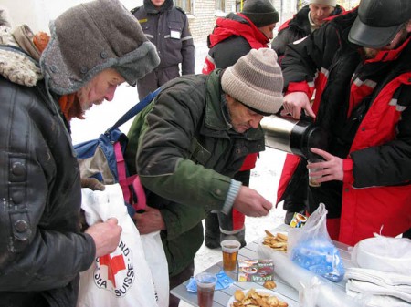 В Витебске бездомные 10 дней будут получать горячий чай и продукты. Фото Натальи Партолиной