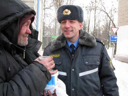 В Витебске бездомные 10 дней будут получать горячий чай и продукты. Фото Натальи Партолиной