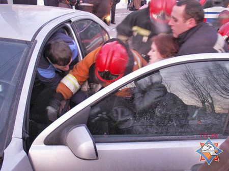 На перекрестке улиц Правды и Офицерской произошло ДТП: «Opel Sintra» ударил в бок «Ford Mondeo». Фото МЧС