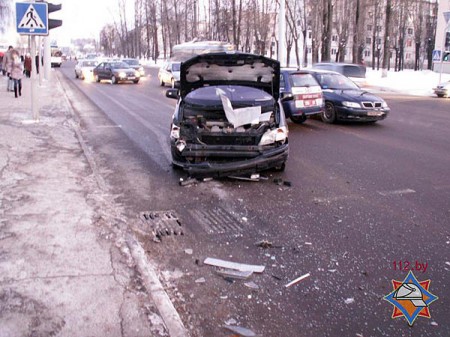 На перекрестке улиц Правды и Офицерской произошло ДТП: «Opel Sintra» ударил в бок «Ford Mondeo». Фото МЧС