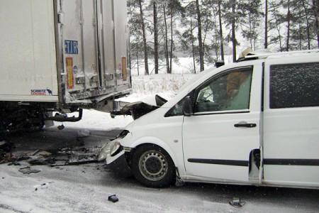 Крупное ДТП в Толочинском районе: украинский микроавтобус врезался в молдавскую фуру. Фото МЧС