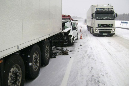 Крупное ДТП в Толочинском районе: украинский микроавтобус врезался в молдавскую фуру. Фото МЧС