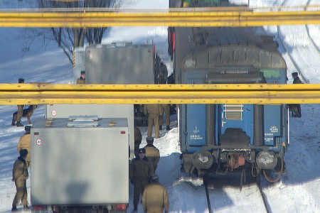 Перагрузка зняволеных з аўтазакаў у чыгуначны вагон. Фота Сержука Серабро