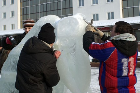 Дзевяць ледзяных скульптур упрыгожылі галоўную плошчу Віцебска. Фота Сержука Серабро