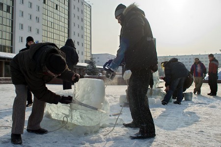 Дзевяць ледзяных скульптур упрыгожылі галоўную плошчу Віцебска. Фота Сержука Серабро