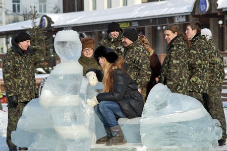 Дзевяць ледзяных скульптур упрыгожылі галоўную плошчу Віцебска. Фота Сержука Серабро