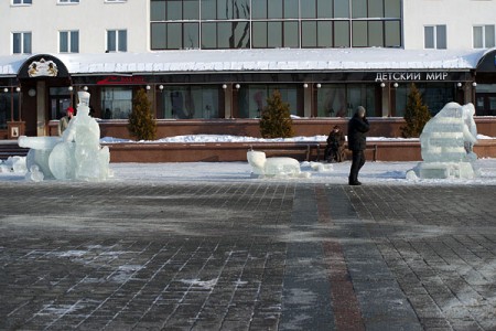 Дзевяць ледзяных скульптур упрыгожылі галоўную плошчу Віцебска. Фота Сержука Серабро