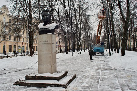 У алеі на вуліцы Кірава робяць ілюмінацыю. Фота Сержука Серабро