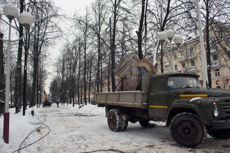 У алеі на вуліцы Кірава робяць ілюмінацыю. Фота Сержука Серабро