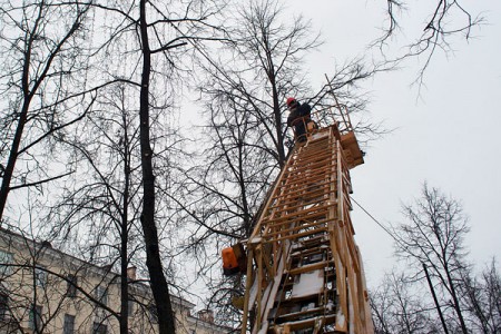 У алеі на вуліцы Кірава робяць ілюмінацыю. Фота Сержука Серабро