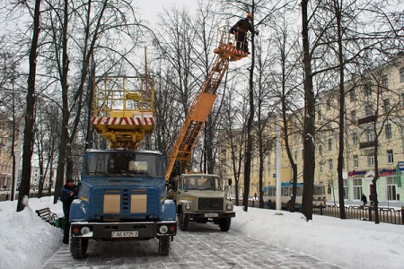 У алеі на вуліцы Кірава робяць ілюмінацыю. Фота Сержука Серабро