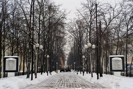 У алеі на вуліцы Кірава робяць ілюмінацыю. Фота Сержука Серабро