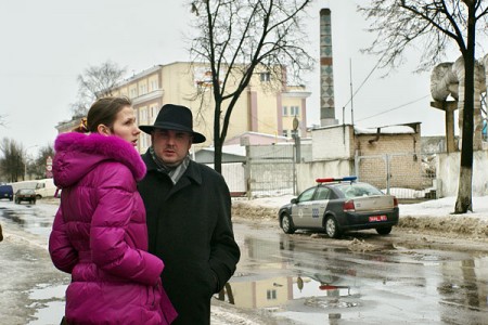 Алена Каваленка з польскім дыпламатам побач з судом Першамайскага раёна Віцебска. Фота Сяргея Серабро