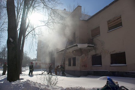 В Витебске бомжи подожгли бывший клуб металистов. Фото Сергея Серебро