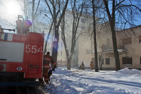 В Витебске бомжи подожгли бывший клуб металистов. Фото Сергея Серебро