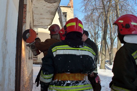 В Витебске бомжи подожгли бывший клуб металистов. Фото Сергея Серебро