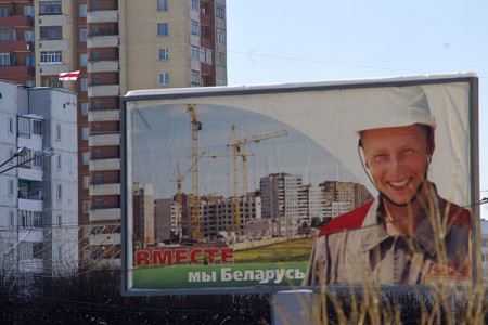 Сын Мірона павесіў бел-чырвона-белы сцяг на дом Каваленкі. Фота Сержука Серабро