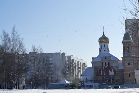 Сын Мірона павесіў бел-чырвона-белы сцяг на дом Каваленкі. Фота Сержука Серабро