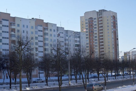 Сын Мірона павесіў бел-чырвона-белы сцяг на дом Каваленкі. Фота Сержука Серабро