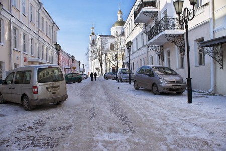 Віцебскія аўтамабілісты працягваюць лічыць пешаходныя вуліцы дадатковымі паркоўкамі. Фота Сержука Серабро