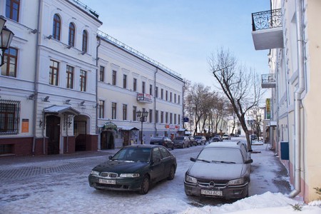 Віцебскія аўтамабілісты працягваюць лічыць пешаходныя вуліцы дадатковымі паркоўкамі. Фота Сержука Серабро