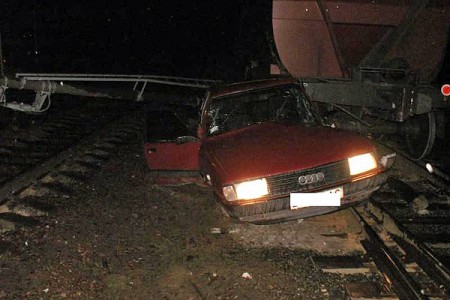 Пастор на автомобиле попал под поезд и остался жив. Фото МЧС