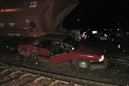 Пастор на автомобиле попал под поезд и остался жив. Фото МЧС