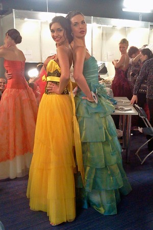 Екатерина Венгер и Полина Лахвич перед выходом на сцену в полуфинальном шоу. Фото предоставлено Екатериной Венгер
