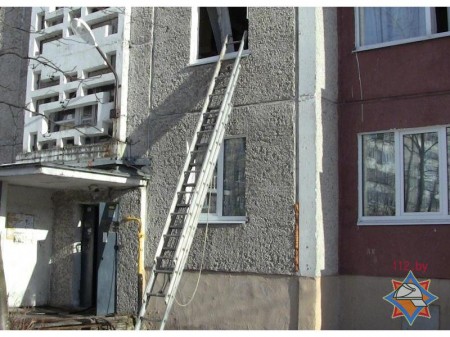 В Новополоцке из горящей девятиэтажки пожарные спасли двоих человек. Фото МЧС